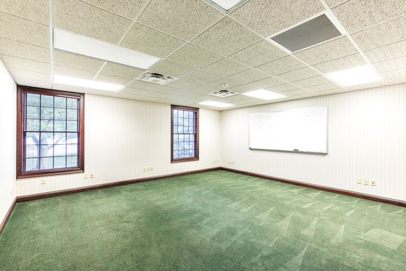 Regional Bank Anchored Office Building | Richmond KY: 1001 Gibson Bay Drive, Richmond, KY 40475